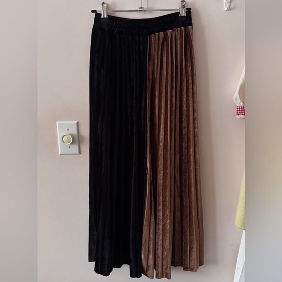 OAK + FORT Dresses & Skirts - OAK AND FORT PLEATED VELVET MIDI SKIRT 🐻
